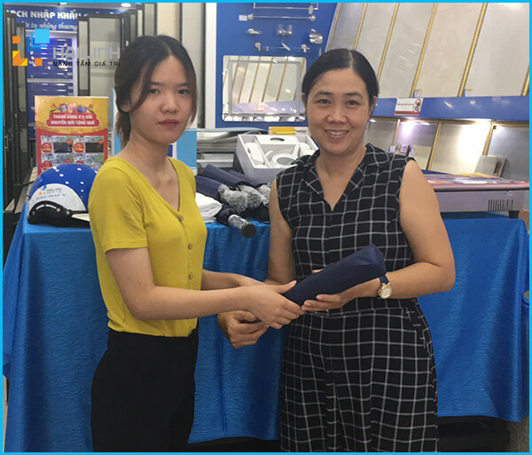Vợ chồng anh Đức tại KĐT Nam Thăng Long, Tây Hồ, Hà Nội mua gạch ốp lát đã nhận được quà tặng là chiếc ô thời trang cùng ke gạch