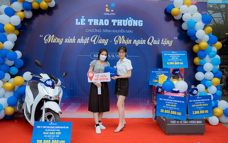 Hải Linh trao thưởng khách hàng trúng giải chương trình mừng sinh nhật 15 tuổi 